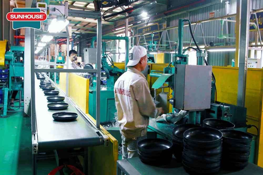 Dây chuyền sản xuất chảo chống dính tại nhà máy SUNHOUSE Việt Nam