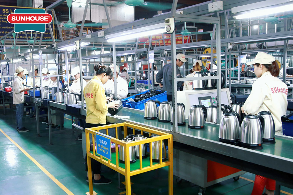 Hoạt động sản xuất và lắp ráp ấm siêu tốc tại nhà máy SUNHOUSE Việt Nam