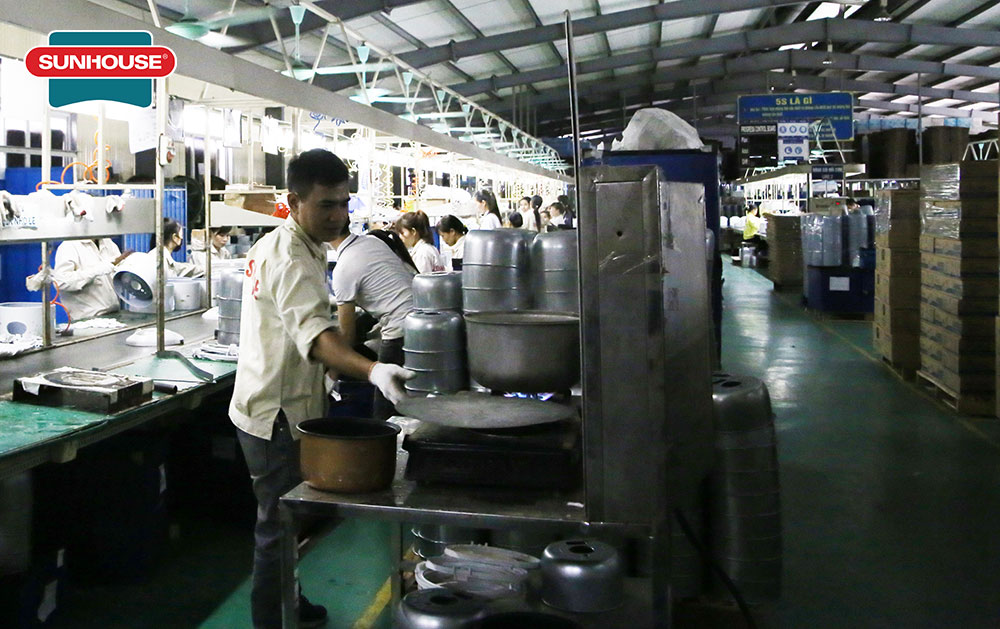 Hoạt động sản xuất và lắp ráp nồi cơm điện tại nhà máy SUNHOUSE Việt Nam