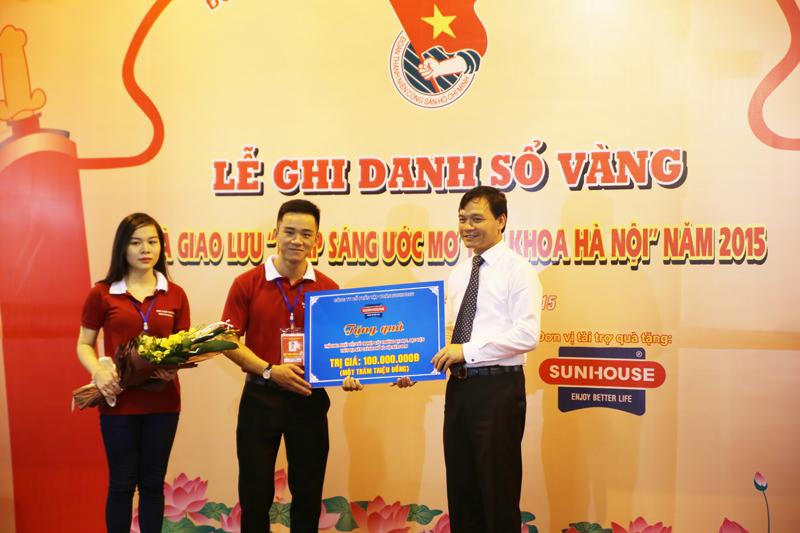 Tập đoàn SUNHOUSE tặng quà biểu dương 98 thủ khoa Hà Nội xuất sắc năm 2015