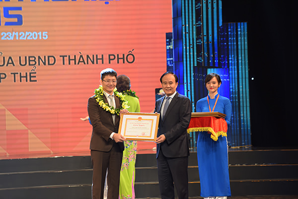 SUNHOUSE vinh dự được nhận nhiều bằng khen cao quý  của UBND TP Hà Nội  trong “Đêm doanh nghiệp 2015” 1