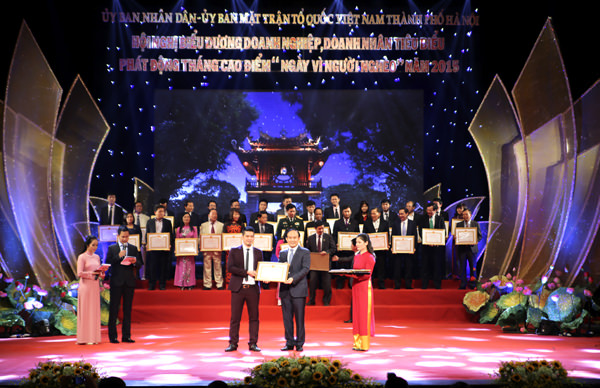 Tập đoàn SUNHOUSE vinh dự đón nhận bằng khen biểu dương doanh nghiệp, doanh nhân tiêu biểu thủ đô 2015