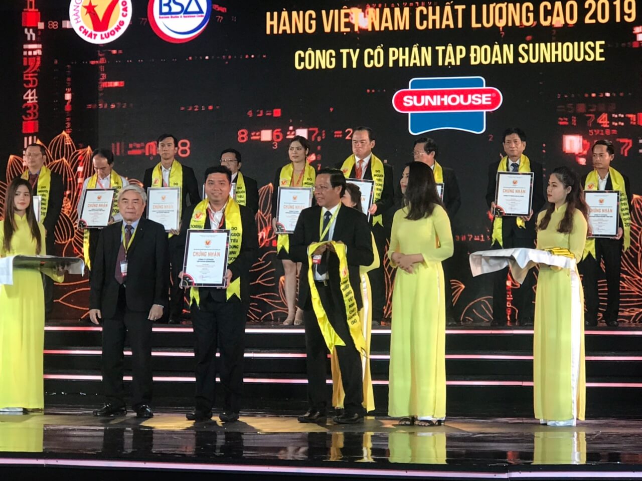 SUNHOUSE tiếp tục được vinh danh Hàng Việt Nam chất lượng cao 2019 001