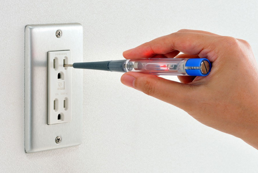 Hãy kiểm tra lại ổ điện nhà bạn nếu khi cắm điện mà đèn hiển thị không sáng
