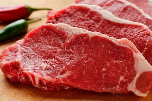 Thịt bò tươi ngon sẽ có màu đỏ hồng và độ đàn hồi tốt