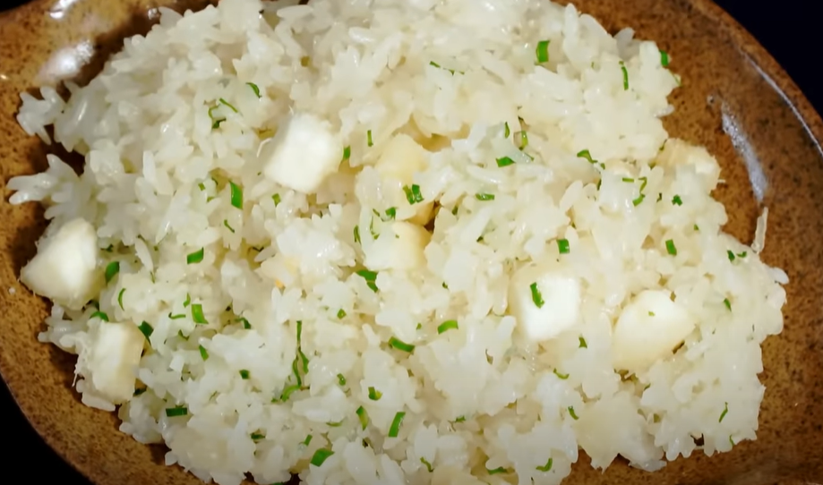 Có thể trộn gạo với 1 thìa dầu ăn để món xôi sắn được bóng đẹp, hấp dẫn hơn