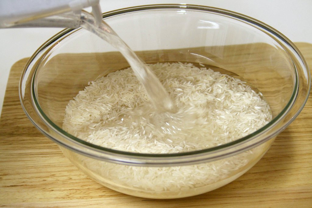 Bạn cần ngâm gạo trong nước muối loãng khoảng 6 - 8 tiếng trước khi nấu