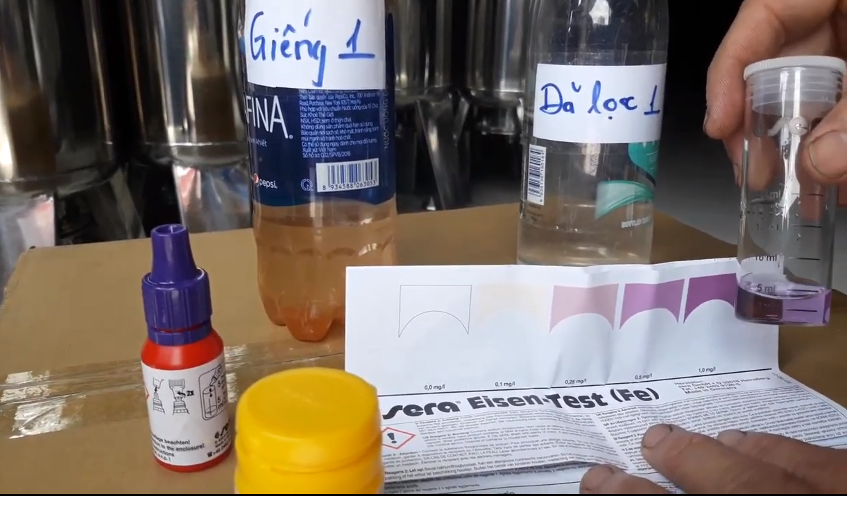 Đối chiếu với bảng màu để xác định nồng độ pH của nước