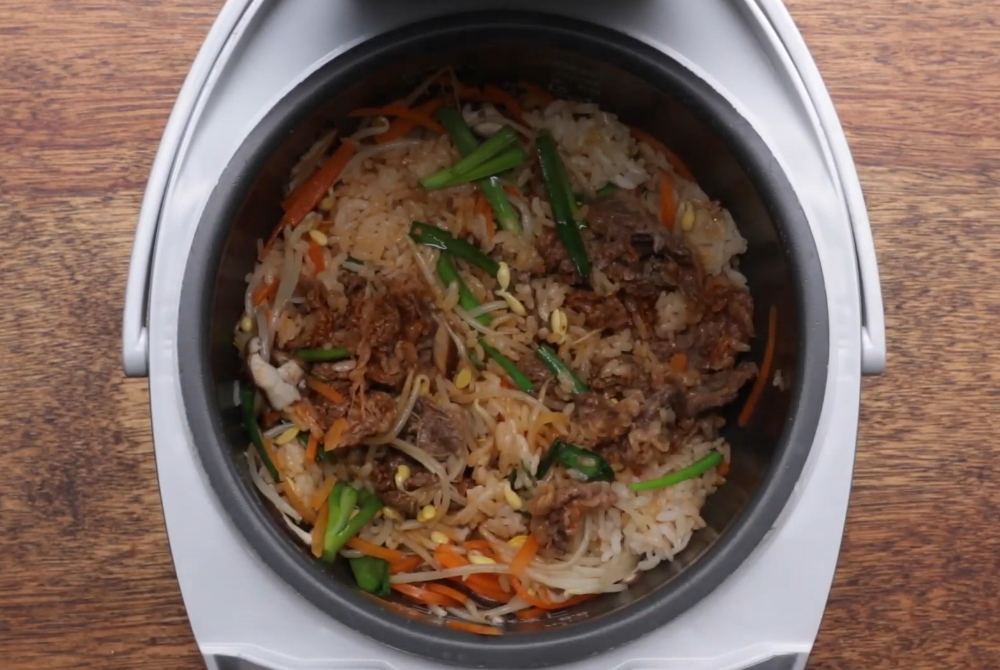 Cơm trộn Hàn Quốc nấu bằng nồi cơm điện tử hấp dẫn không thua kém gì so với cách nấu thông thường 