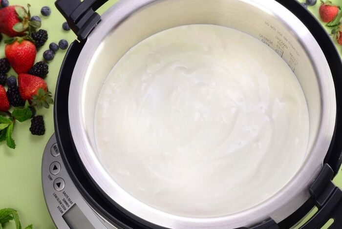 Với chức năng hiện đại, nồi cơm điện tử hiện nay được người dùng tận dụng để làm sữa chua bằng phương pháp đơn giản mà vẫn đạt được độ ngon sánh mịn