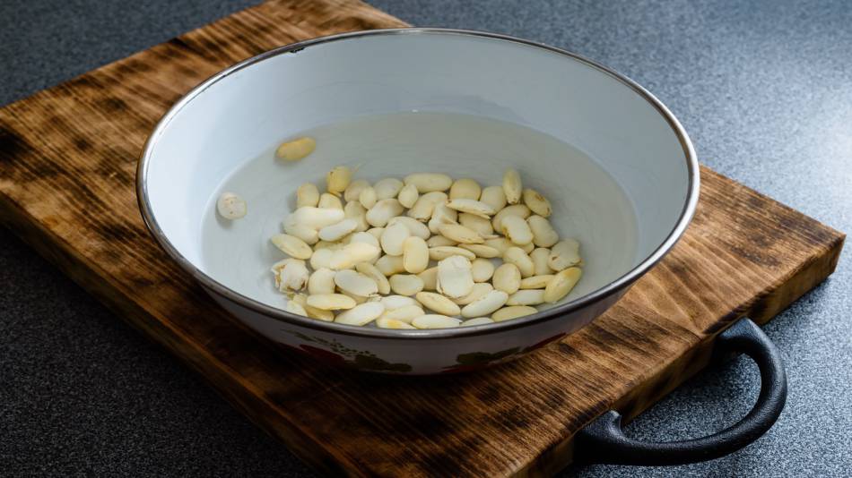 Ngâm đậu trắng trước khi nấu để hạt mềm và nở bung.