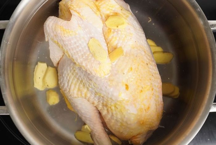 Thịt gà nên rửa sạch với nước muối loãng và khử mùi tanh với giấm, chanh hoặc gừng