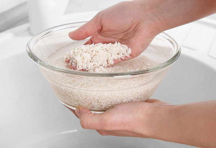 Vo gạo nhẹ nhàng 1 - 2 lần để loại bỏ bụi bẩn, lưu ý không chà xát mạnh tay làm vỡ gạo