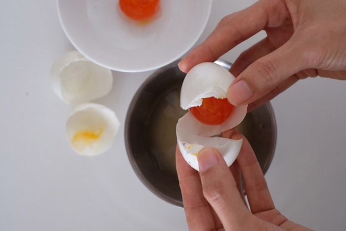 Sơ chế trứng muối trước khi thực hiện phần nhân bánh