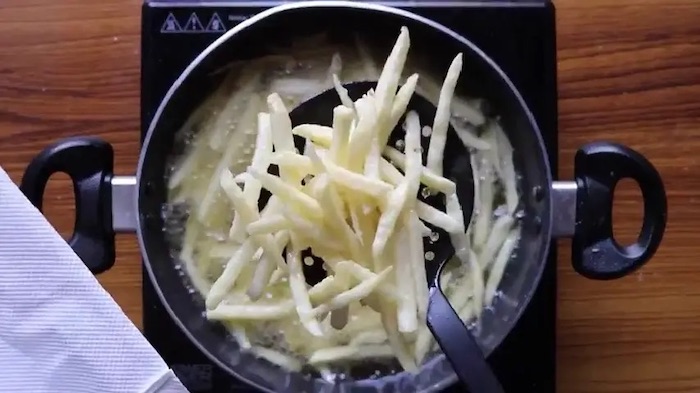 Chần khoai tây qua nước sôi để loại bỏ đi nhựa và một số chất bẩn còn bám trên bề mặt khoai tây.