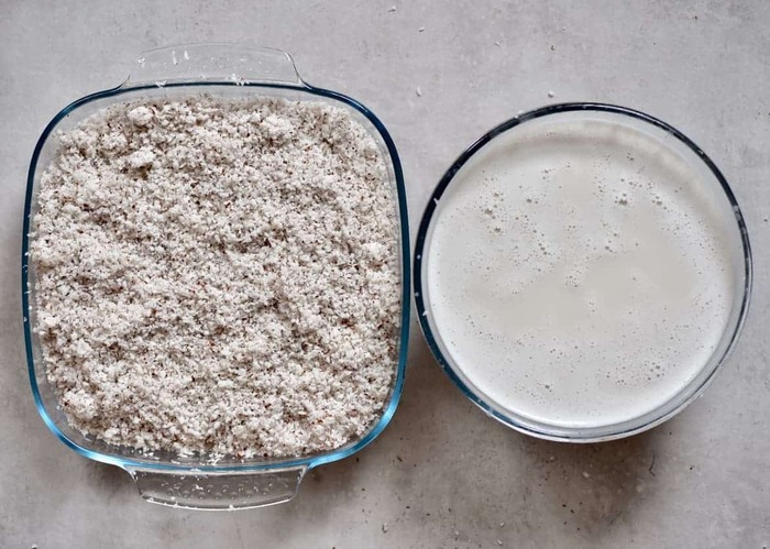 Lọc bỏ phần bã cơm dừa và giữ lại phần nước cốt dừa cô đặc nhất