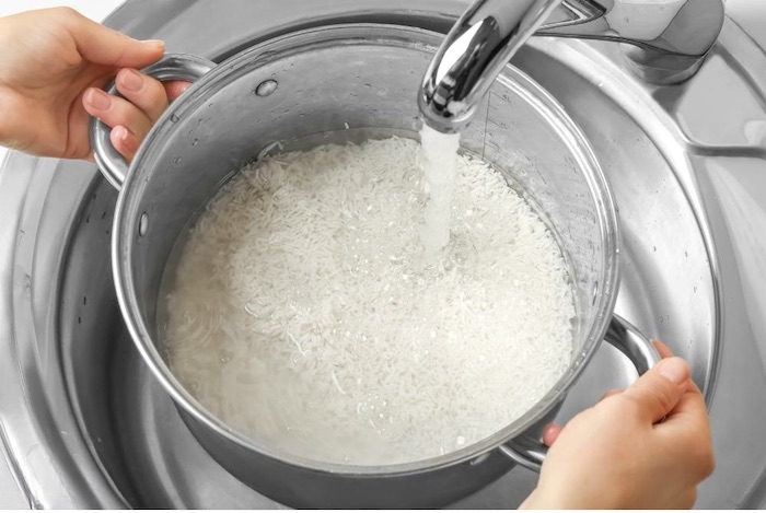 Lưu ý ngâm gạo nếp dài từ 4 - 5 tiếng để gạo nở, không cần ngâm gạo qua đêm