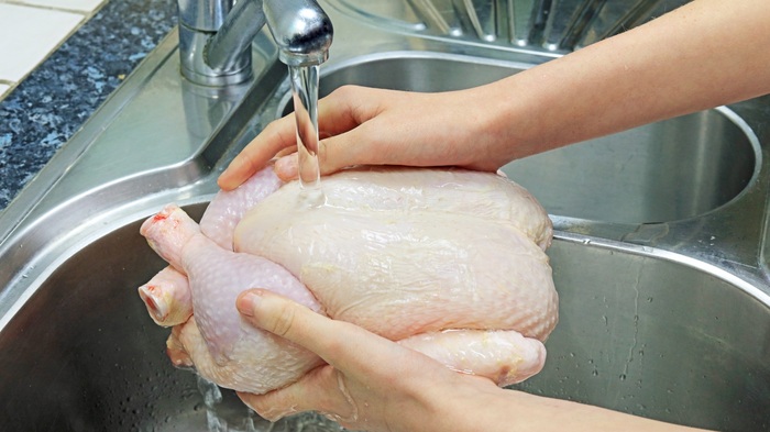 Sơ chế thịt gà để loại bỏ mùi tanh và chất bẩn, giúp món ăn được ngon miệng hơn