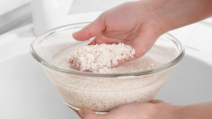 Vo gạo nhẹ nhàng để loại bỏ phần bụi bẩn bám bên ngoài vỏ gạo