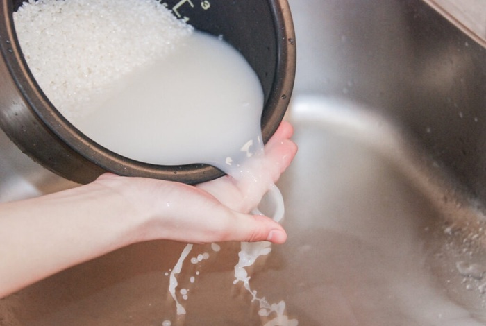 Vo sạch gạo qua 2 - 3 lần nước để loại bỏ bụi bẩn trên bề mặt hạt gạo. 