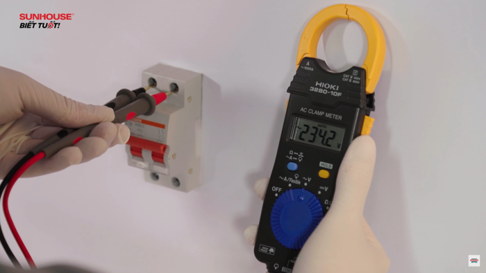 Kiểm tra điện áp để sử dụng ổn áp hoặc thay mới aptomat