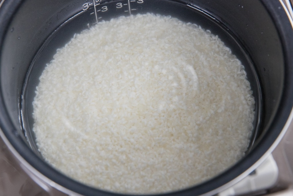 Đong gạo tấm với nước theo tỷ lệ 1:1,5