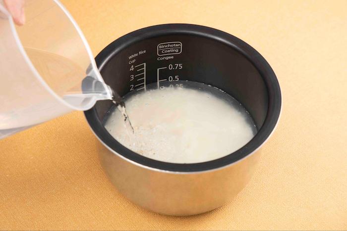 Bạn căn tỷ lệ nước phù hợp theo hướng dẫn để gạo trắng hạt ngắn khi nấu không bị nhão