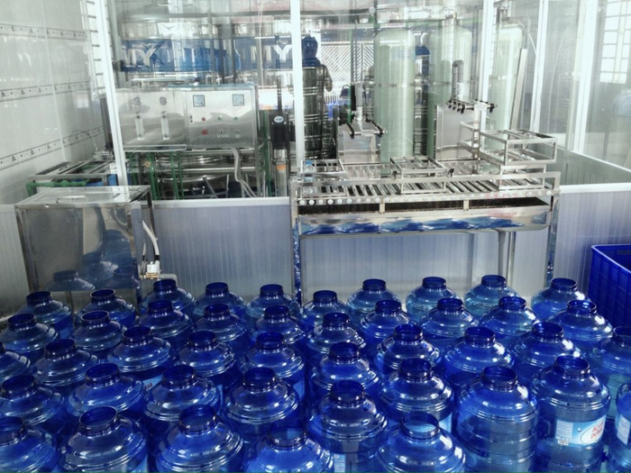 Nhiều cơ sở sản xuất tự ý tái chế vỏ bình nhựa khiến các chất độc từ nhựa vỏ bình nhiễm vào nước gây ảnh hưởng đến sức khỏe của người sử dụng