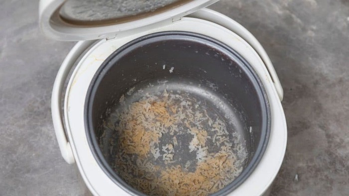 Nếu ngâm gạo quá lâu trước khi nấu thì cơm rất dễ bị nhão và dính dưới đáy nồi