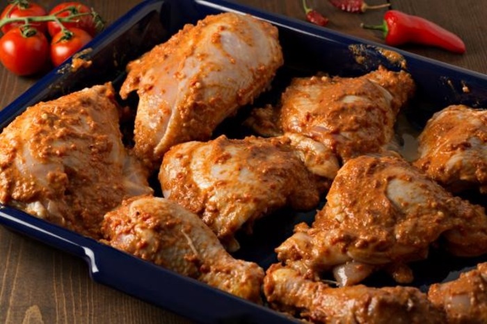 Ướp thịt gà cùng hỗn hợp sốt muối ớt trước khi tiến hành nướng bằng nồi chiên không dầu