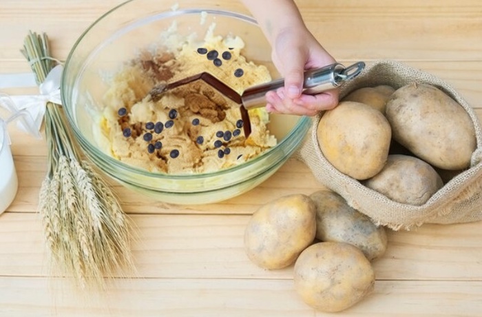 Đánh tơi hỗn hợp khoai đậu và cho thêm đường để thành phẩm ngon miệng hơn 