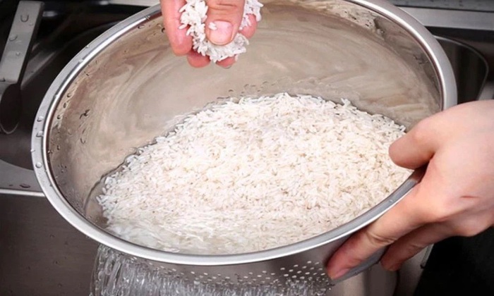 Vo gạo nếp và ngâm cho gạo nở trước khi nấu xôi  