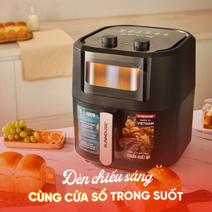 Đèn chiếu sáng và cửa sổ khoang chiên giúp người dùng dễ dàng quan sát quá trình nấu nướng mà không cần mở nồi