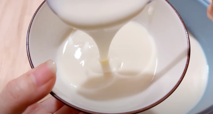 Thành phẩm sữa chua làm từ nồi cơm điện tử có tính năng làm sữa chua trắng mịn, có độ đặc vừa phải 
