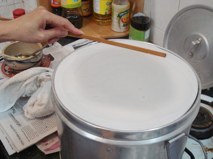 Cách làm bánh cuốn bằng nồi hơi truyền thống cho người mới làm lần đầu 4