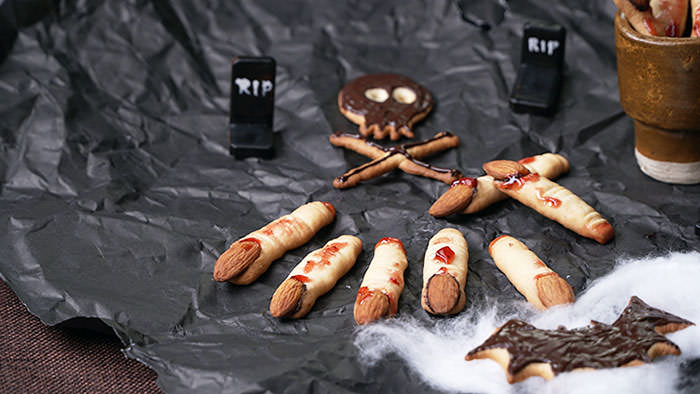 Cách làm bánh quy ngón tay độc đáo cho ngày Halloween
