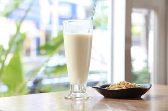 Cách làm sữa đậu nành vị vừng lạc cực đơn giản tại nhà