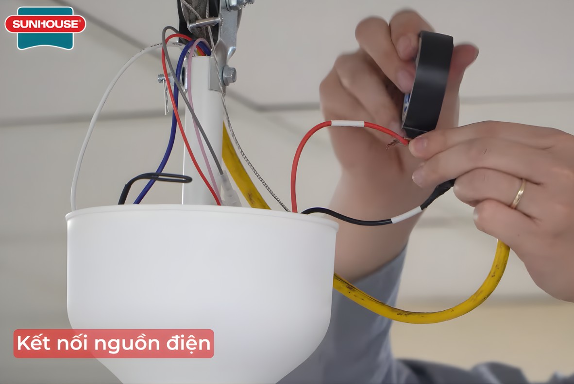Kết nối nguồn điện cần đảm bảo đúng kỹ thuật, đúng đầu dây để quạt hoạt động ổn định, an toàn
