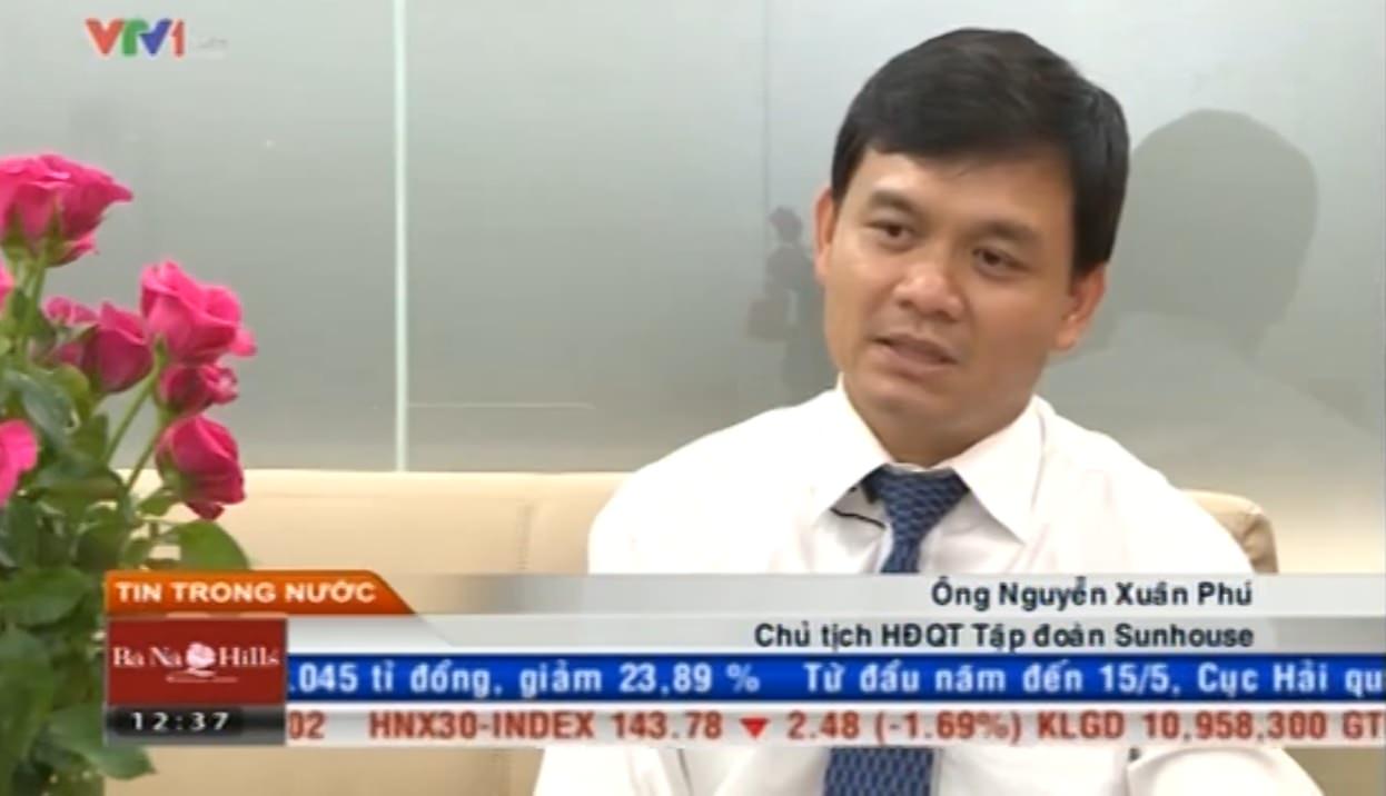 Chủ tịch HĐQT Tập đoàn Sunhouse Nguyễn Xuân Phú trả lời phóng viên của Bản tin tài chính kinh doanh trên kênh VTV1