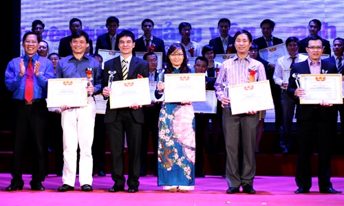 Chủ tịch Nguyễn Xuân Phú được vinh danh “Giảng viên Doanh nhân tiêu biểu năm 2013” 1