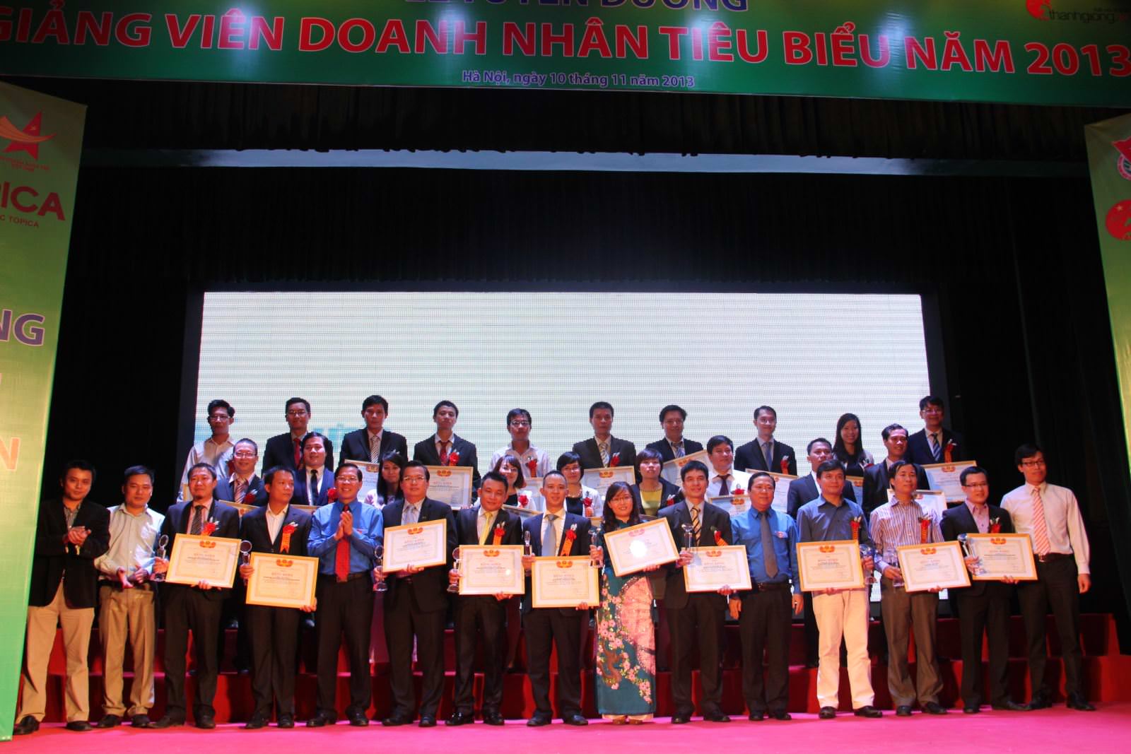 Chủ tịch Nguyễn Xuân Phú được vinh danh “Giảng viên Doanh nhân tiêu biểu năm 2013” 2