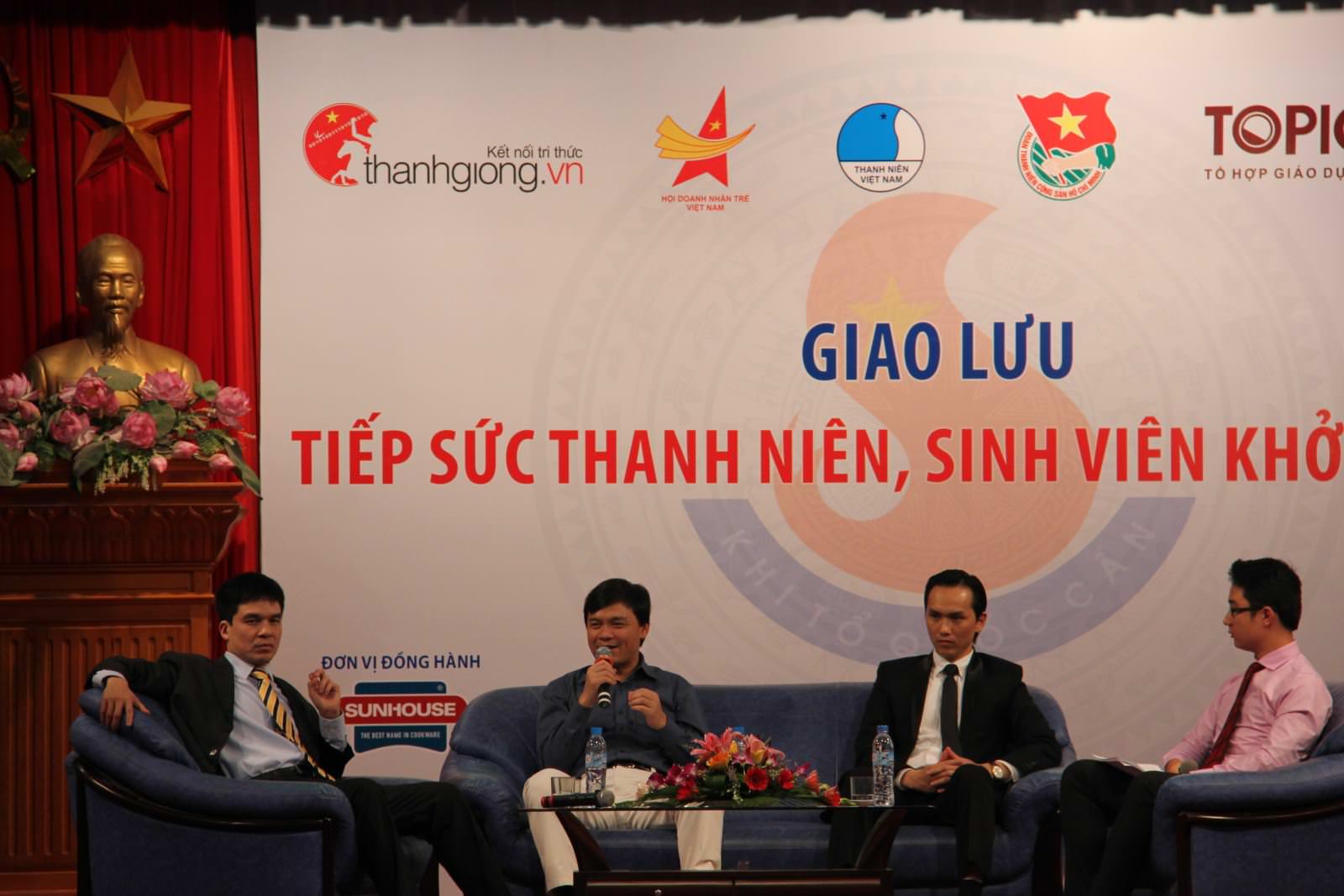 Chủ tịch Nguyễn Xuân Phú được vinh danh “Giảng viên Doanh nhân tiêu biểu năm 2013” 6
