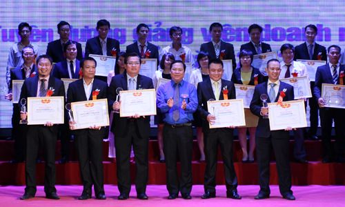 Chủ tịch Nguyễn Xuân Phú được vinh danh “Giảng viên Doanh nhân tiêu biểu năm 2013”