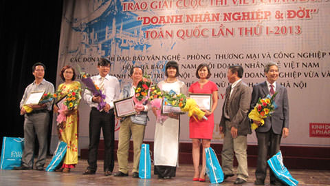 Chủ tịch Nguyễn Xuân Phú vinh dự nhận giải Doanh nhân xuất sắc” trong lễ trao giải “Doanh nhân- Nghiệp và đời” 1