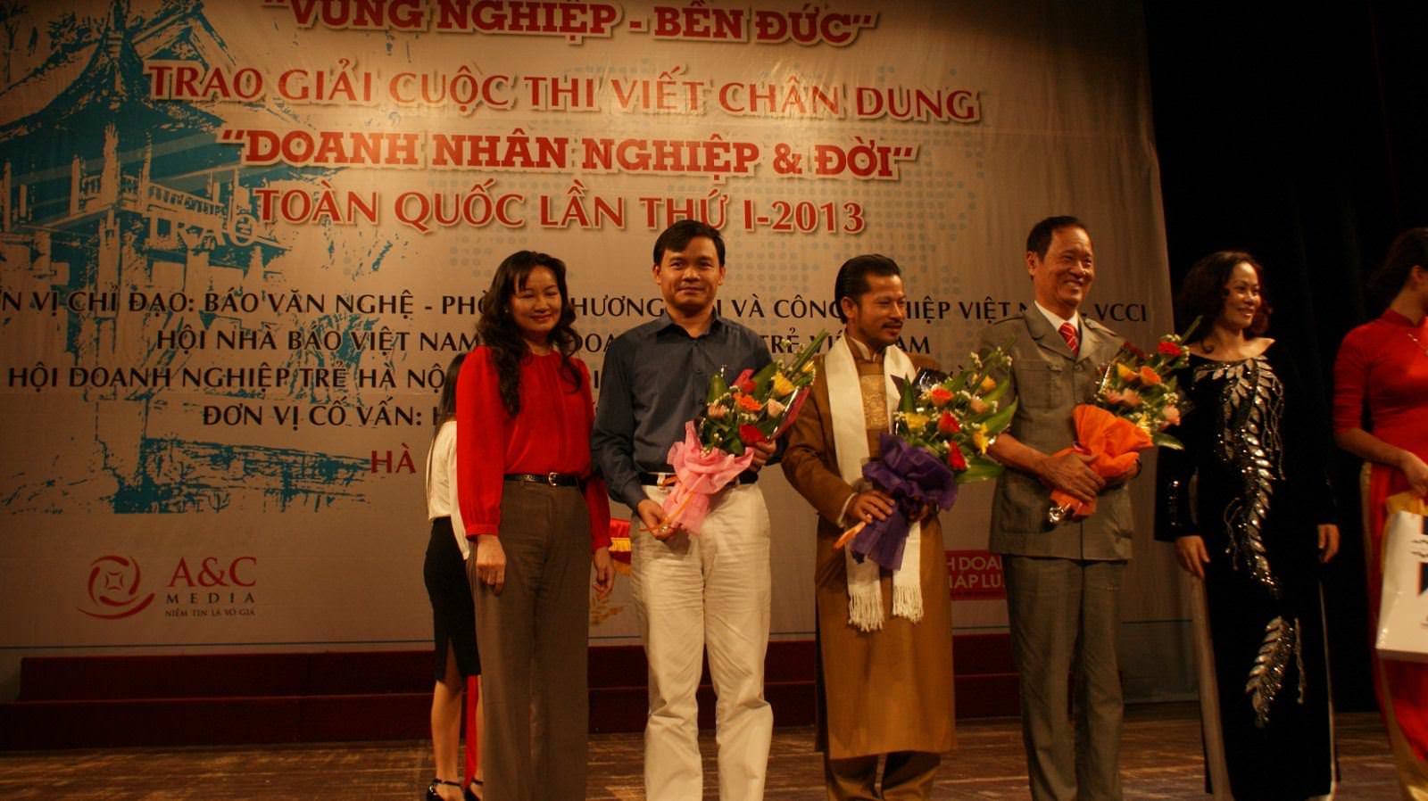 Chủ tịch Nguyễn Xuân Phú vinh dự nhận giải Doanh nhân xuất sắc” trong lễ trao giải “Doanh nhân- Nghiệp và đời” 2