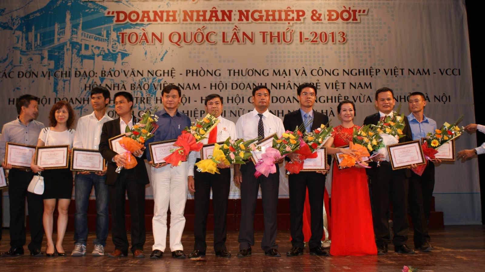Chủ tịch Nguyễn Xuân Phú vinh dự nhận giải Doanh nhân xuất sắc” trong lễ trao giải “Doanh nhân- Nghiệp và đời” 4