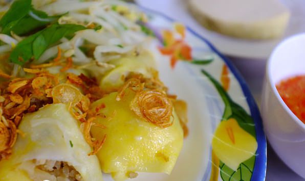 Học lỏm cách làm bánh cuốn trứng Lạng Sơn ngon nức tiếng