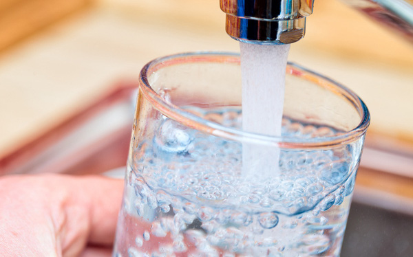 Những thói quen sai lầm khi uống nước gây ảnh hưởng sức khỏe lâu dài, ai cũng từng mắc phải  1