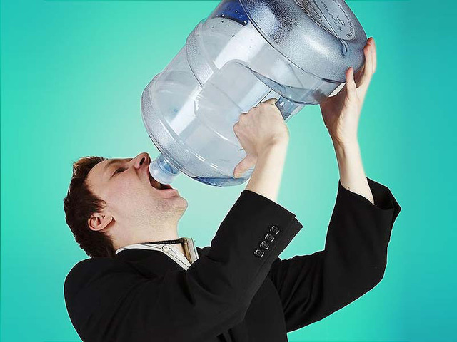 Những thói quen sai lầm khi uống nước gây ảnh hưởng sức khỏe lâu dài, ai cũng từng mắc phải  2
