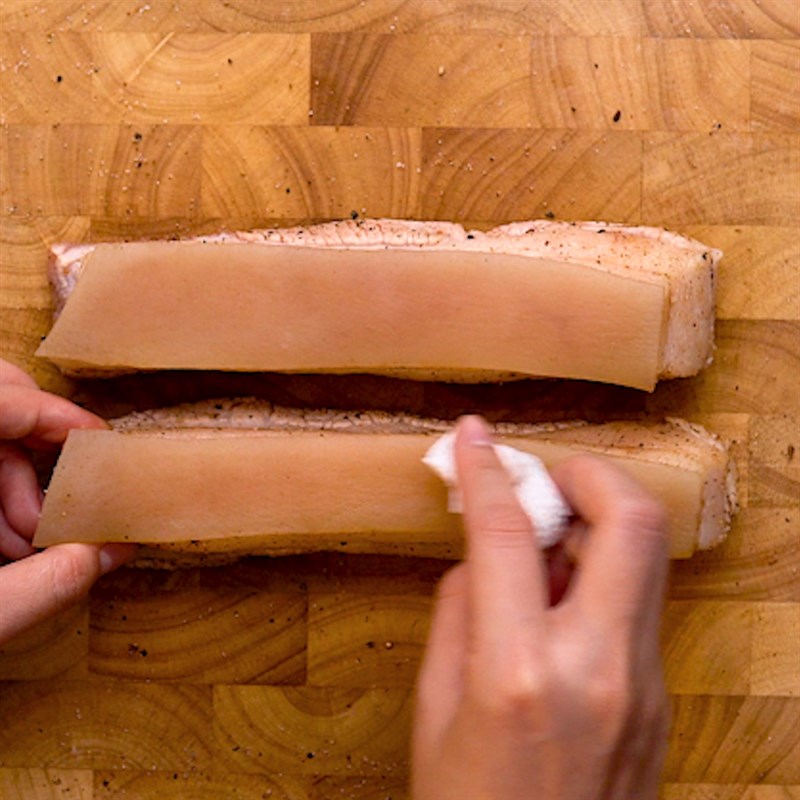 Cách làm thịt heo quay giòn bì cực đơn giản bằng nồi chiên không dầu SUNHOUSE 4